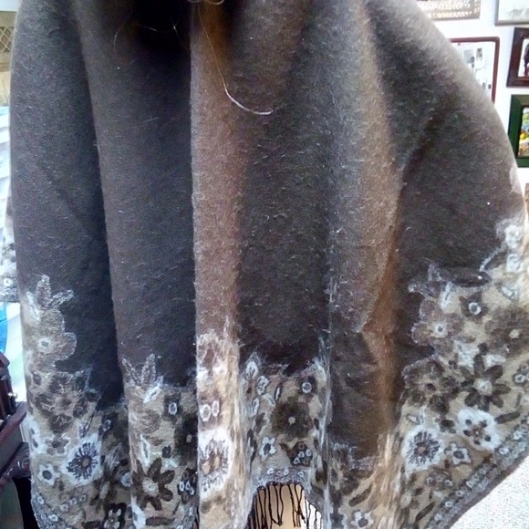 Reversable cape - Picture 3 of 6